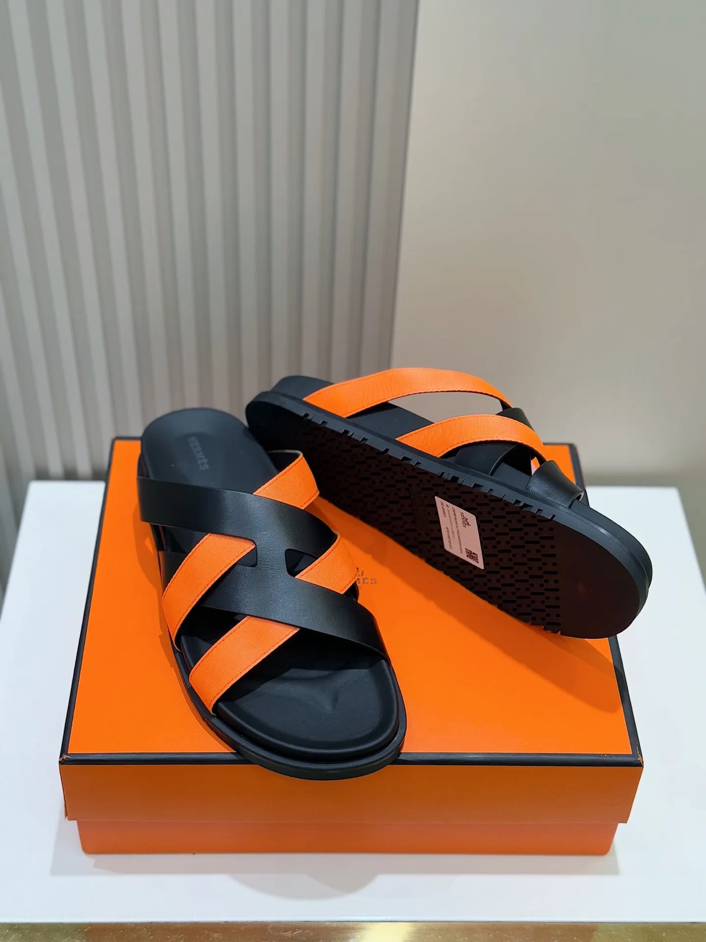 p300💰Men's Shoes Hermes Men's Kazimir Slippers - Top quality woven calfskin functional sandals with an intertwined upper inspired by the "H" iconic pattern to create a casual look, perfect for summer. Imported cowhide + cowhide lining + rubber outsole Size: 39-44 (customized at 38.45.46)